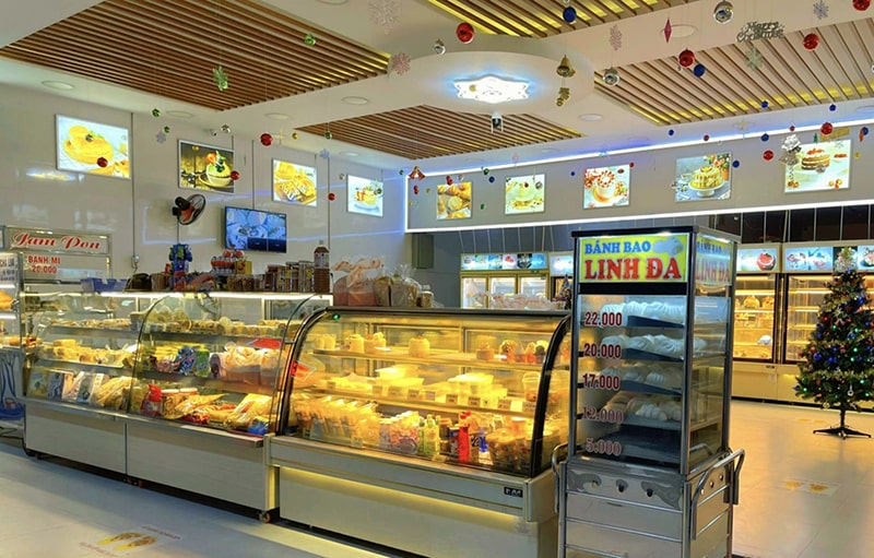 TIỆM BÁNH LINH ĐA TRƯNG BÀY THỰC ĐƠN BÁNH ĐA DẠNG HẤP DẪN